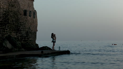 madre y hijo al atardecer costero