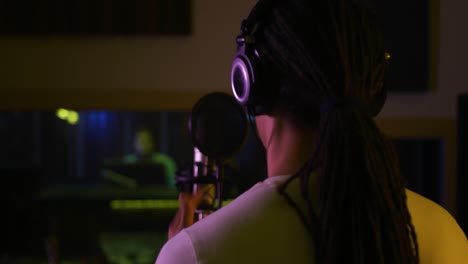 cantante masculino cantando en un estudio de música