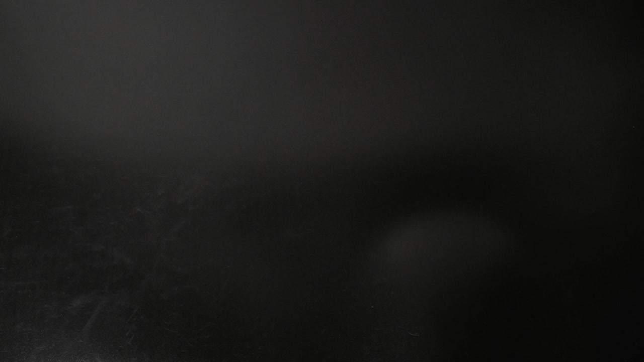 계좌표 종이를 테이블에 던지는 클로즈업 뷰