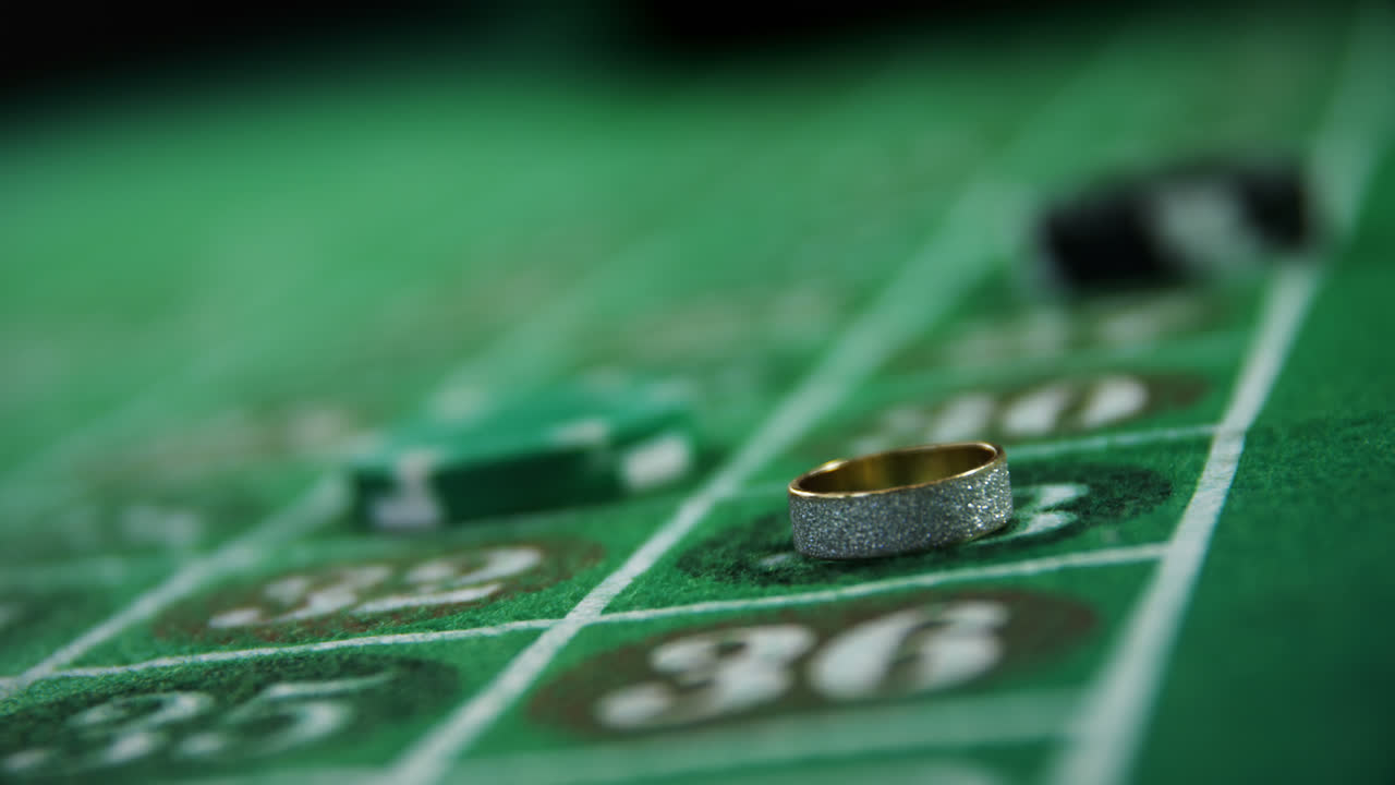 fichas de casino y anillo en la ruleta en el casino 4k