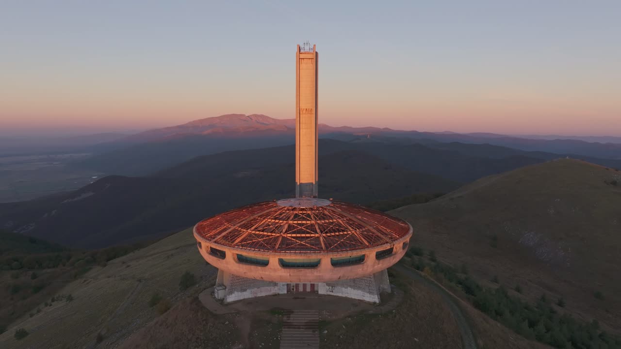Утреннее небо за разрушающимися стенами Бузлуджи, Болгария