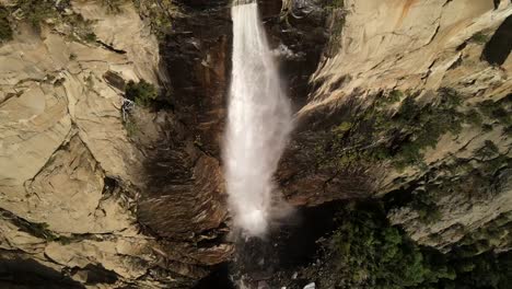 Capture-Las-Cascadas-De-Yosemite-Con-Tomas-Aéreas,-De-Paisajes-Y-De-Gran-Angular,-Que-Van-Desde-Perspectivas-Lejanas-Hasta-Cercanas.