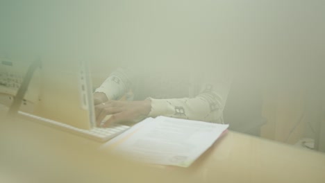 사무실 책상에서 정보 검색, 마케팅 연구 보고서를 위해 노트북 컴퓨터 키보드에 타이핑하는 사업가의 손