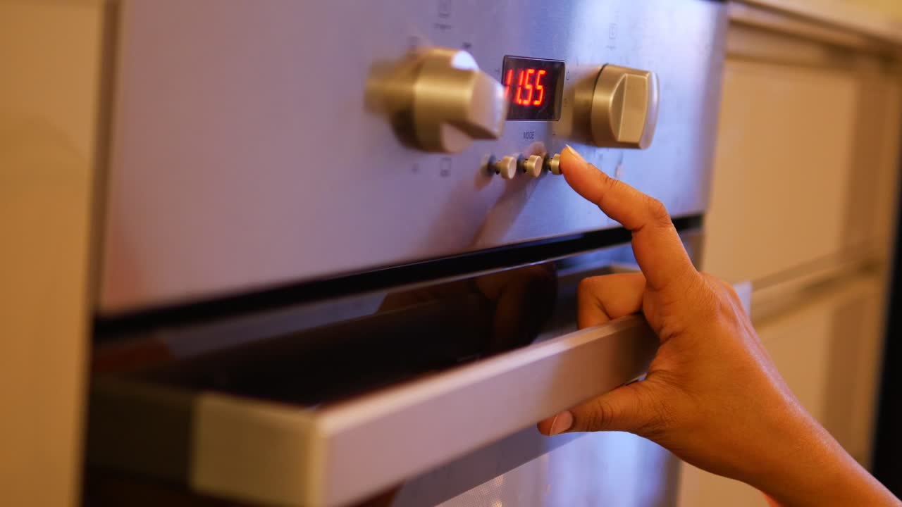mujer cocinando en la cocina