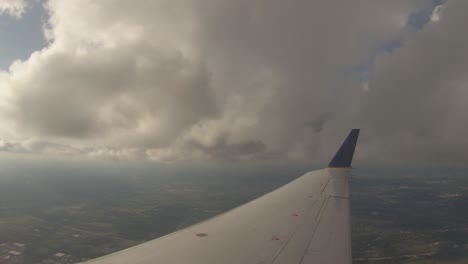 volando hacia las nubes en un jet