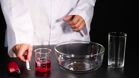 experimento científico: quemar una vela en un cuenco de vidrio