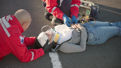 Emergencias,-Paramédicos-Y-Personas-En-La-Carretera.