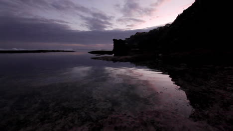 estado de flujo serenidad calma reflexión en las costas de bali indonesia
