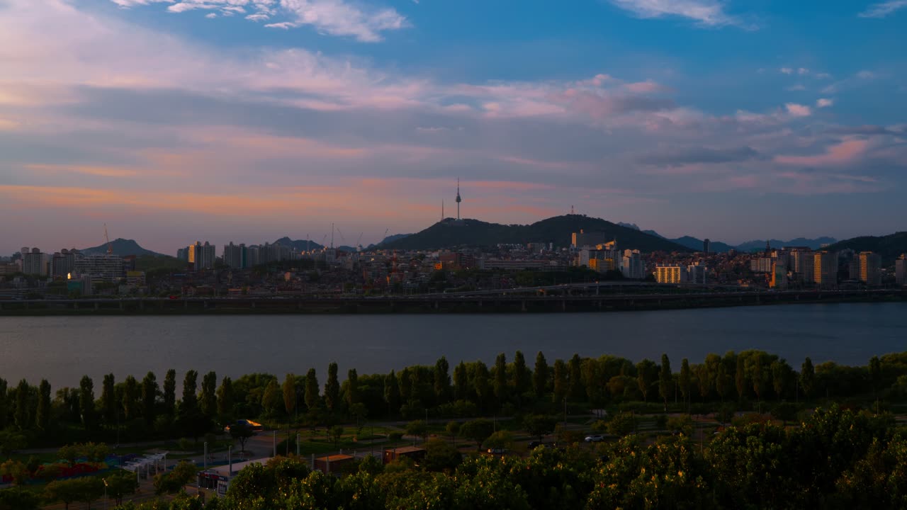 Beautiful panoramic view of the Seoul cityscape at mesmerising sunset, featuring the iconic Namsan Tower, the lush Hangang Park, and the tranquil Han River