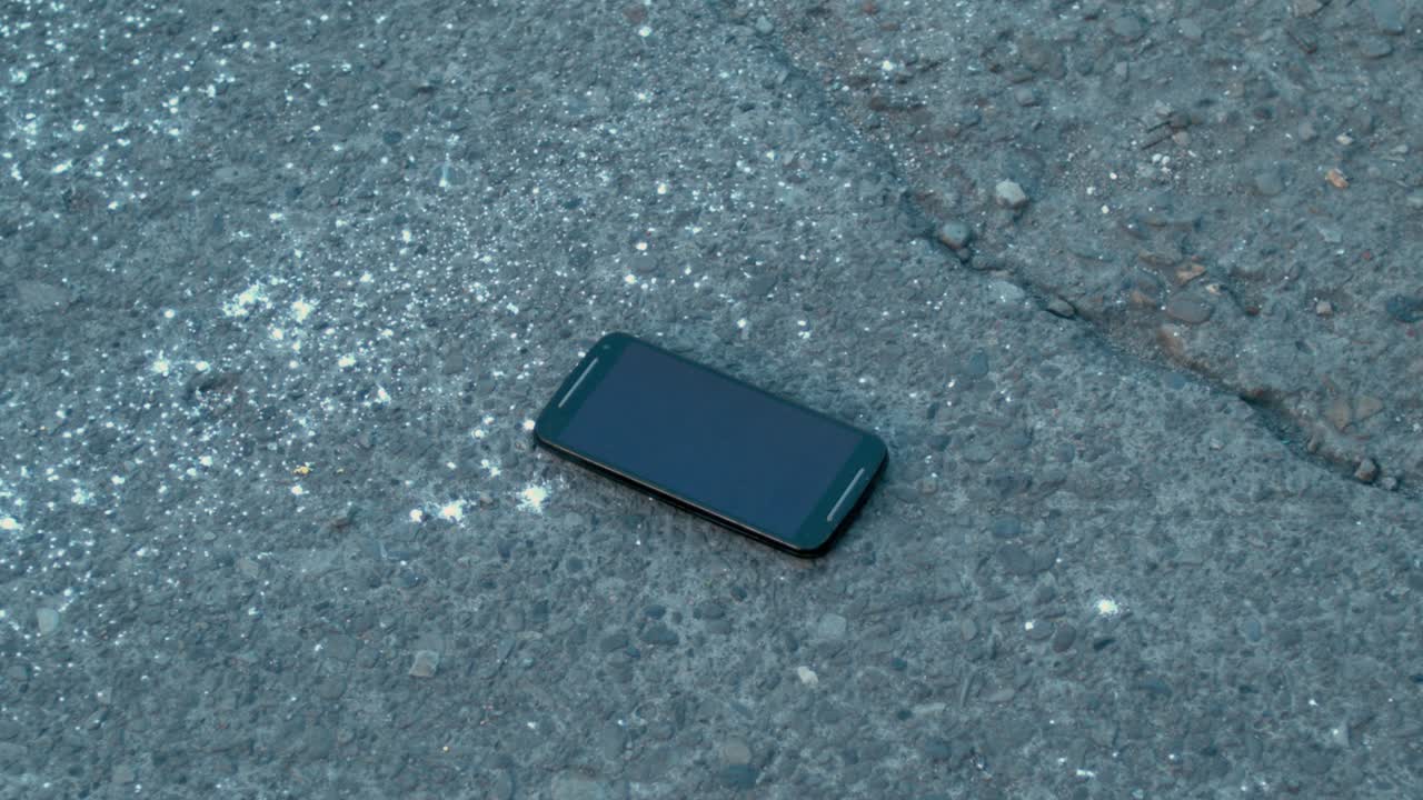 휴대폰이 돌에 부 ⁇ 히고 움직임 모드에서 파열됩니다.