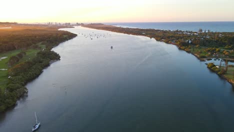 Barcos-Navegando-En-Aguas-Tranquilas-Del-Río-Tweed-Cerca-De-Fingal-Head-Al-Atardecer-En-Nsw,-Australia