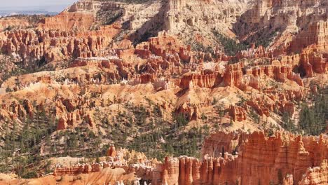 Luftaufnahme-Des-Bryce-Canyon-Nationalparks-Mit-Schwarzen-Und-Orangefarbenen-Sandsteinformationen