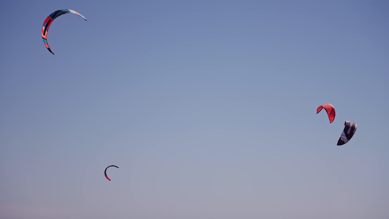 varias velas de kitesurf en el cielo
