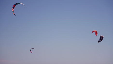 Varias-Velas-De-Kitesurf-En-El-Cielo