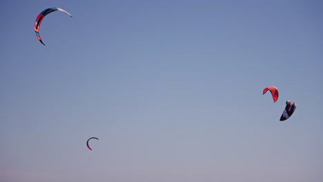 varias velas de kitesurf en el cielo