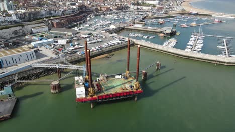 plataforma de proyecto eólico marino sea jack thanet en ramsgate harbour aumento de imágenes de drones 4k