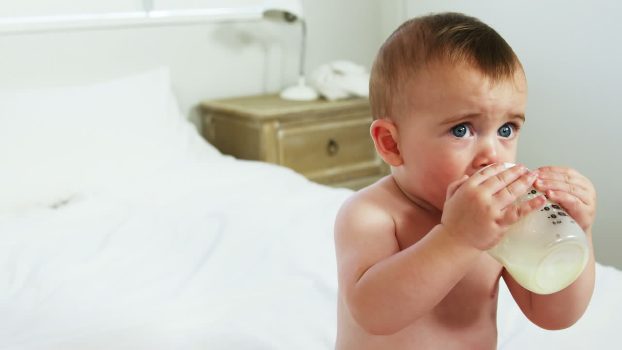 아기가 먹이병을 마시고 있다