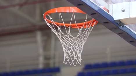 El-Jugador-Lanza-Con-éxito-Una-Pelota-De-Baloncesto-A-La-Canasta.