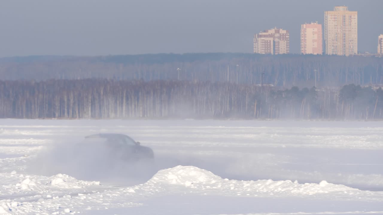 얼어붙은 호수 에서 자동차 를 운전 하는 것