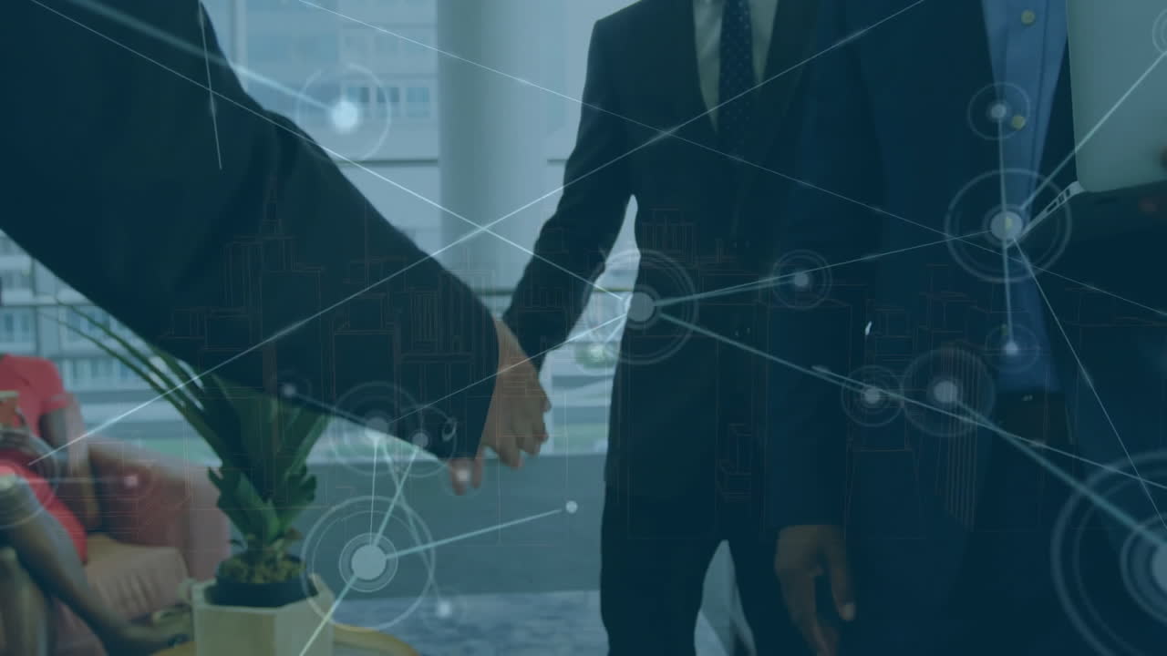 Animazione di una rete di connessioni su diversi professionisti che si stringono la mano.