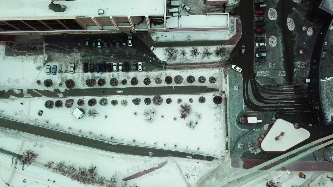 눈 인 도시 교차로에서 공중에서 볼 수 있는 모습