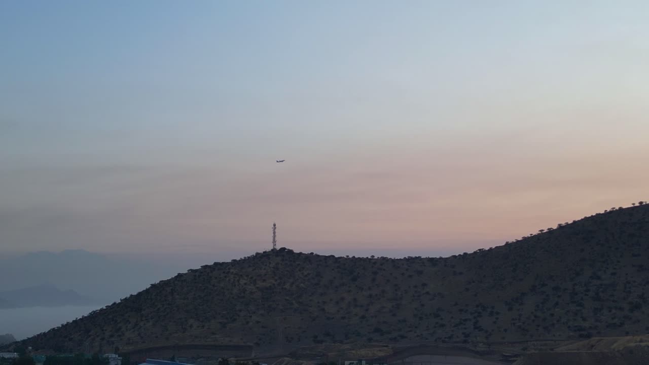 Volo aereo con sfondo di alba a Santiago del Cile