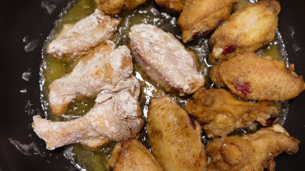 날개 가 팬 에 김 을 하고 있다