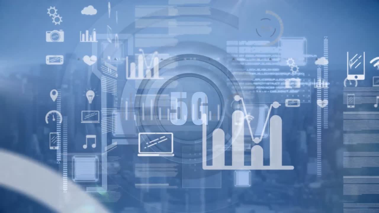 animación de iconos de medios y procesamiento de datos sobre texto y paisaje urbano 5g.