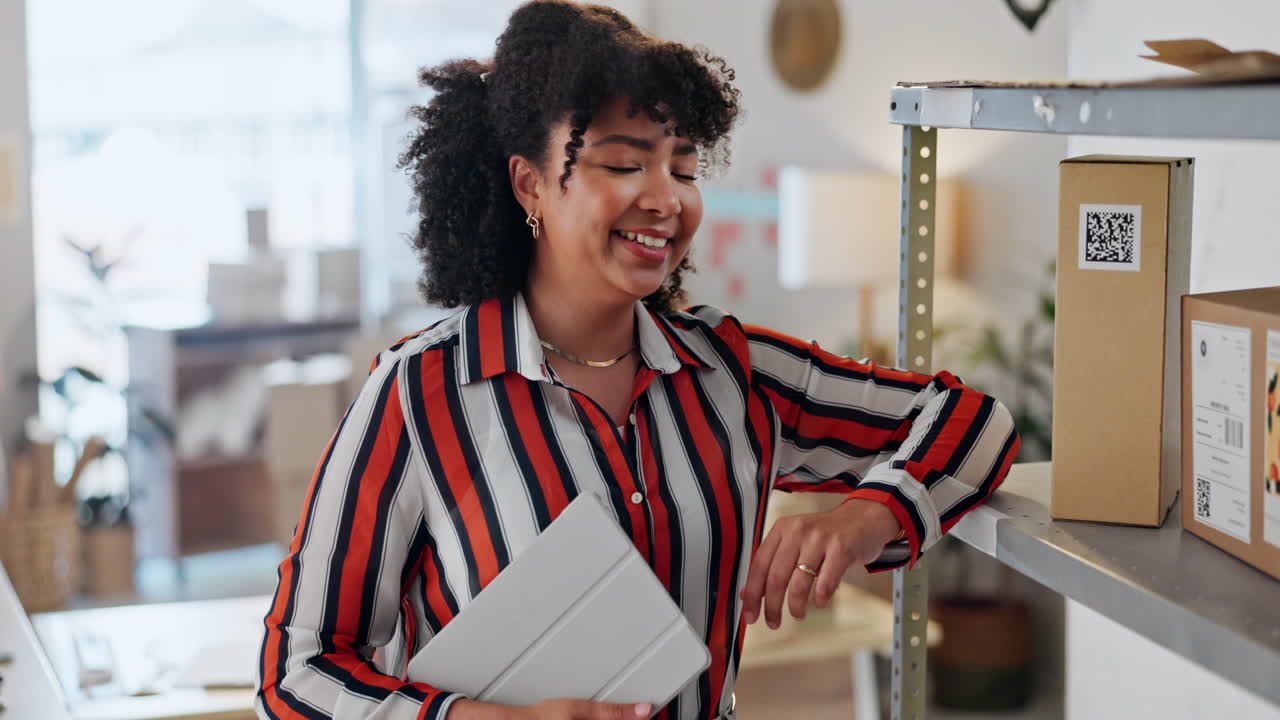 Donna designer, scatole e tablet con un sorriso
