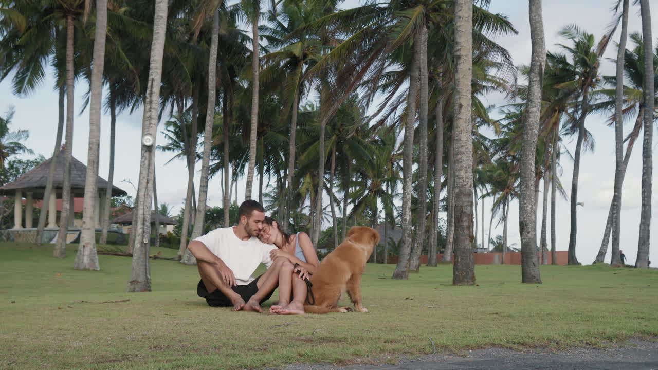 pareja acurrucada entre las palmeras