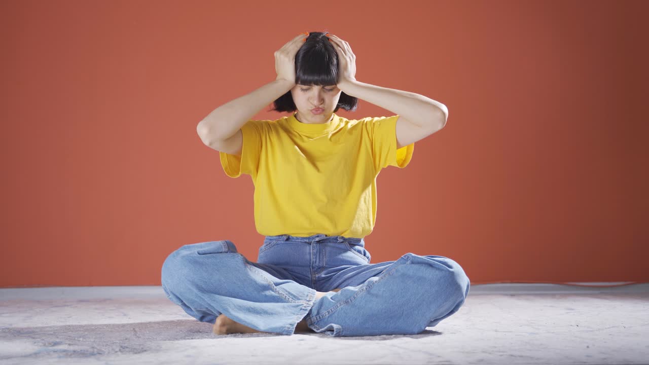 una mujer con dolor de cabeza.