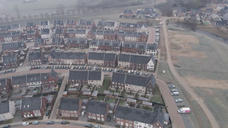 Hermosa-Antena-De-Paneles-Solares-En-Los-Tejados-De-Las-Casas-En-El-Barrio-Suburbano