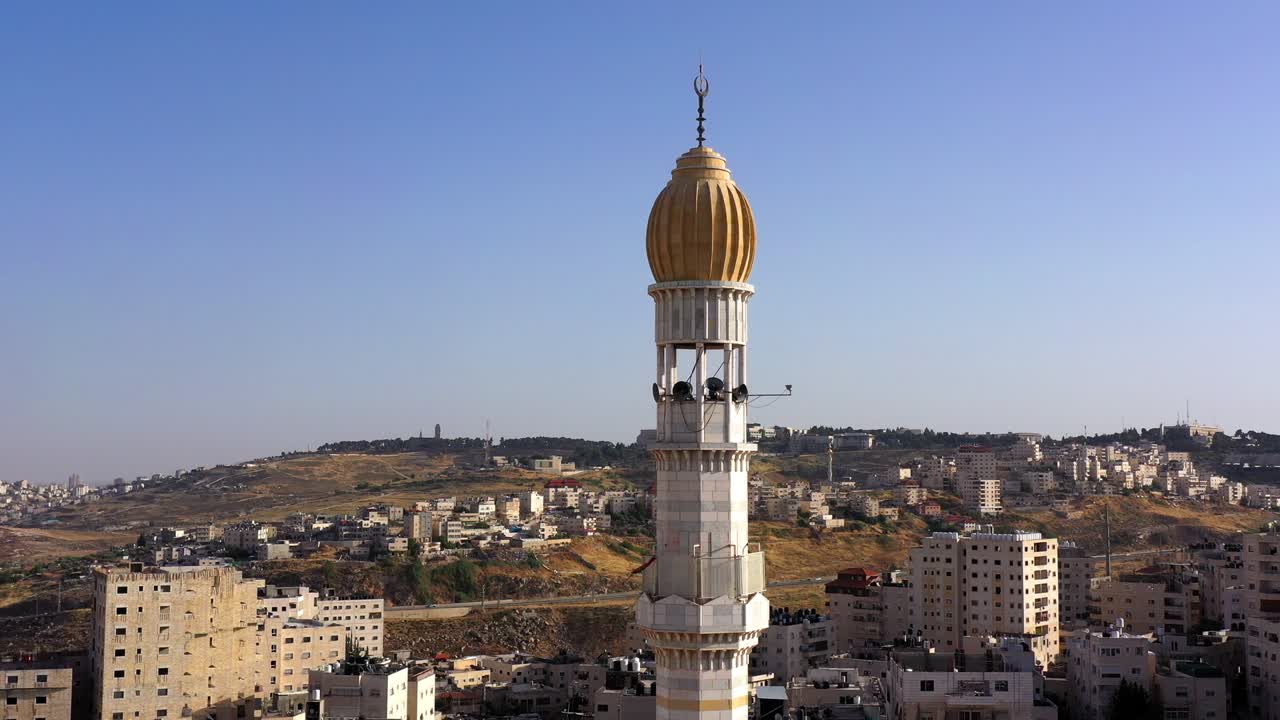 minarete de la torre de la mezquita en el campamento de refugiados de anata, en el cielo azul de jerusalén-aérea