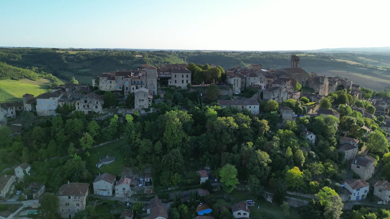Vista aerea con drone nella campagna francese, piccola e antica città medievale in mattoni, in allontanamento in una giornata di sole a Cordes-sur-Ciel