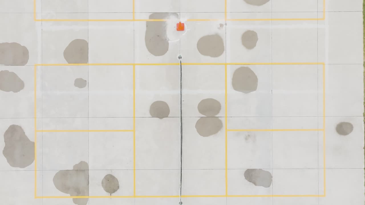 안개 같은 날 에 시멘트 피클볼 코트