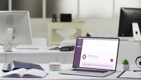 oficina moderna vacía con computadoras y computadora portátil con chat digital en la pantalla
