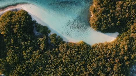 Grüne-Insel-Mit-Weißen-Sandstrandwellen-Und-Blauer-Lagune-Zum-Surfen-Vor-Ort-Koks