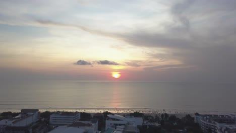 해변 도시 위의 해가 지는 모습