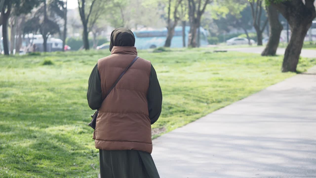 공원에서 고 있는 여자