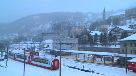 la estación de tren en st moritz suiza durante una tormenta de nieve