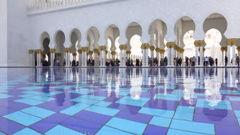 la mezquita del jeque zayed, un día soleado.