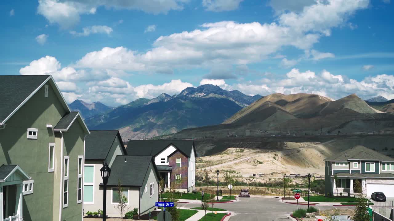 hermoso lapso de tiempo capturado desde una ventana de una casa en bluffdale, utah