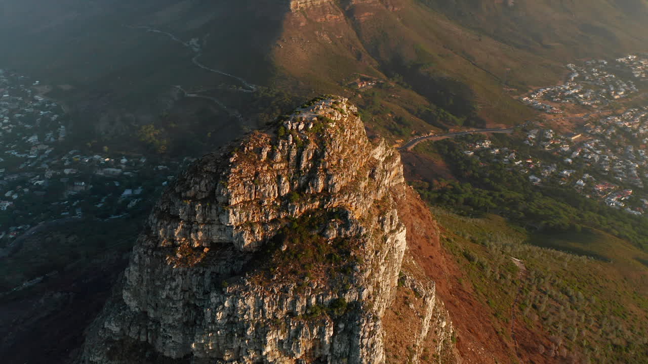 suburbios de los jardines y la bahía de campamentos entre la cabeza de león y la montaña de la mesa en ciudad del cabo, sudáfrica