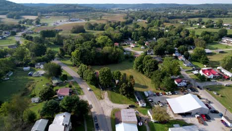 pociąg towarowy na torach z lotu ptaka jaskinia miasto kentucky