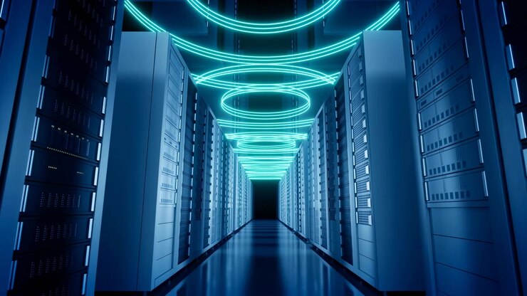Il movimento in avanti guida lo sguardo tra alti armadi server mentre anelli turchesi luminosi si ripetono sopra la testa, riflettendosi sul pavimento lucido in un corridoio futuristico centrato