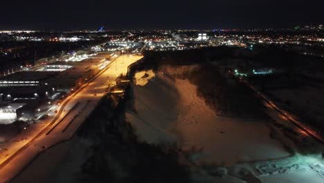 gran sitio de vertedero de nieve de montreal por la noche después de que el trabajo se hizo en quebec