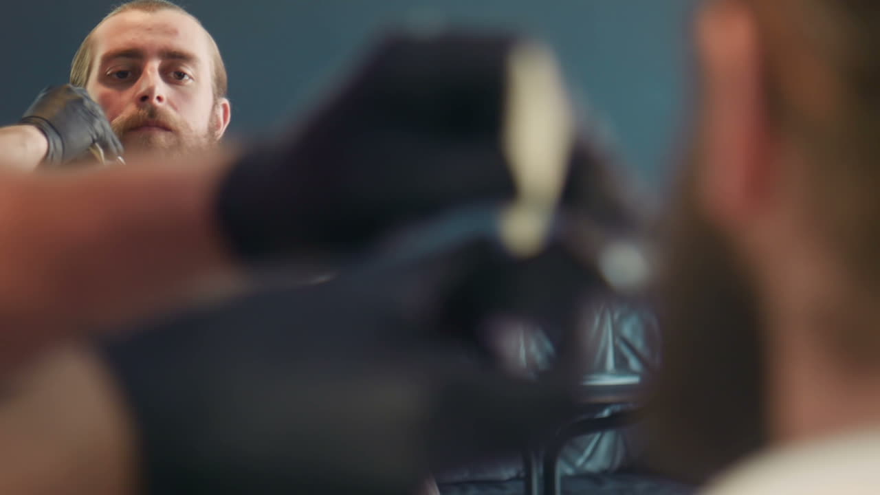 un hombre se corta el cabello en una barbería.