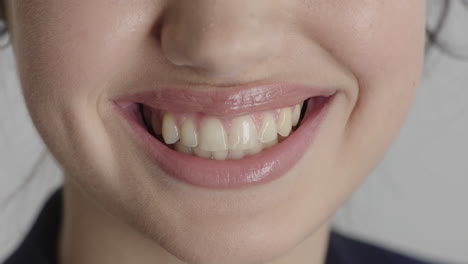 Cerrar-Hermosa-Mujer-Labios-Brillantes-Sonriendo-Mostrando-Dientes-Blancos-Sanos-Concepto-De-Salud-Dental