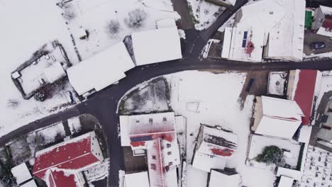 edificios y suelo cubiertos de nieve.