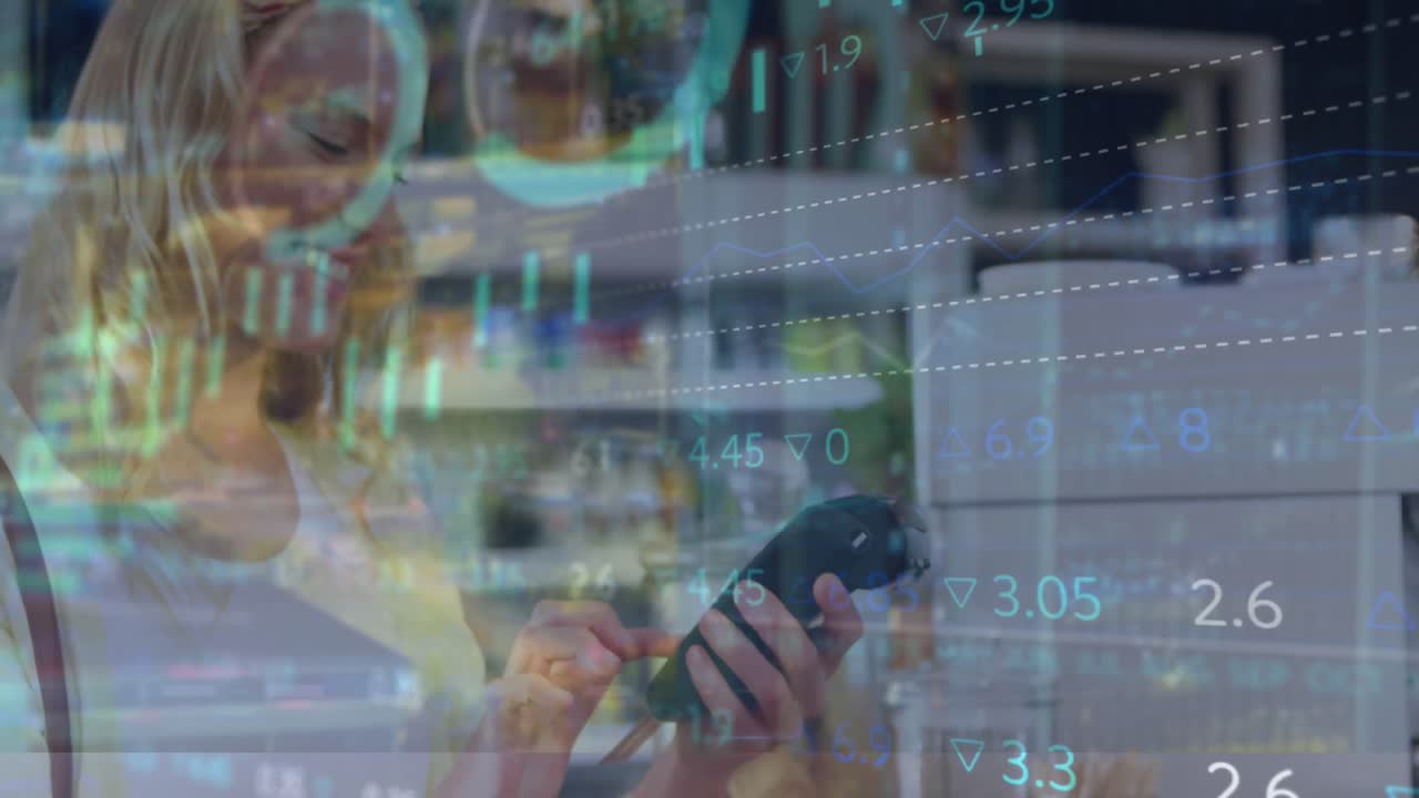 animación del procesamiento de datos financieros sobre diversas personas que pagan con tarjeta de crédito.